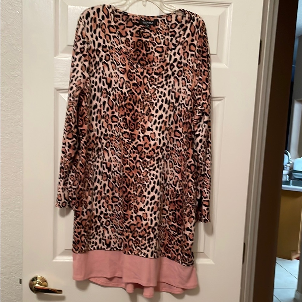 ELLEN TRACY V-Neck LS Leopard Print 24”X39” Dress w/Pink ribbed 4” hem ruffle 1X
